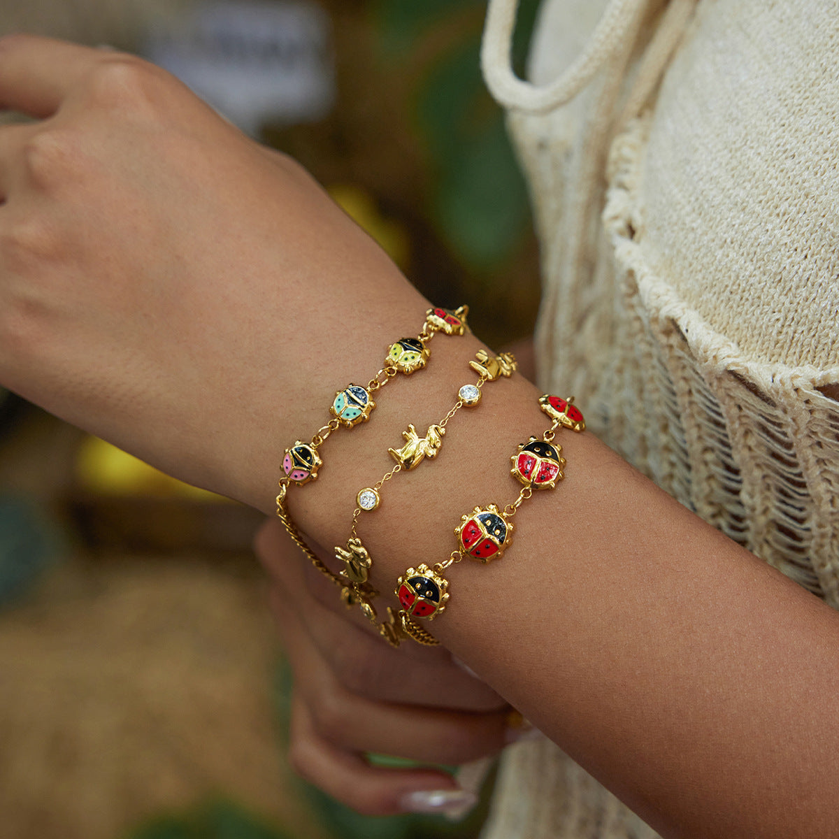Damen Armband mit bunten Marienkäfer-Anhängern aus Edelstahl Shop Nory