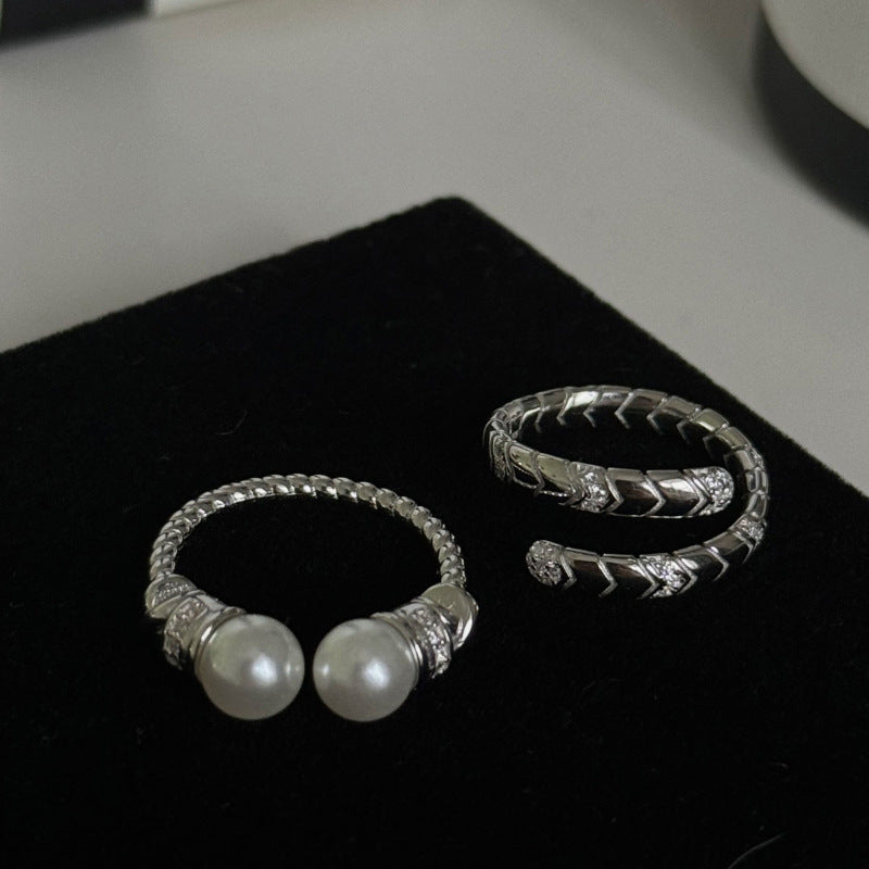 Damenring mit elegantem geschwungenem Design und funkelnden Zirkonia Shop Nory
