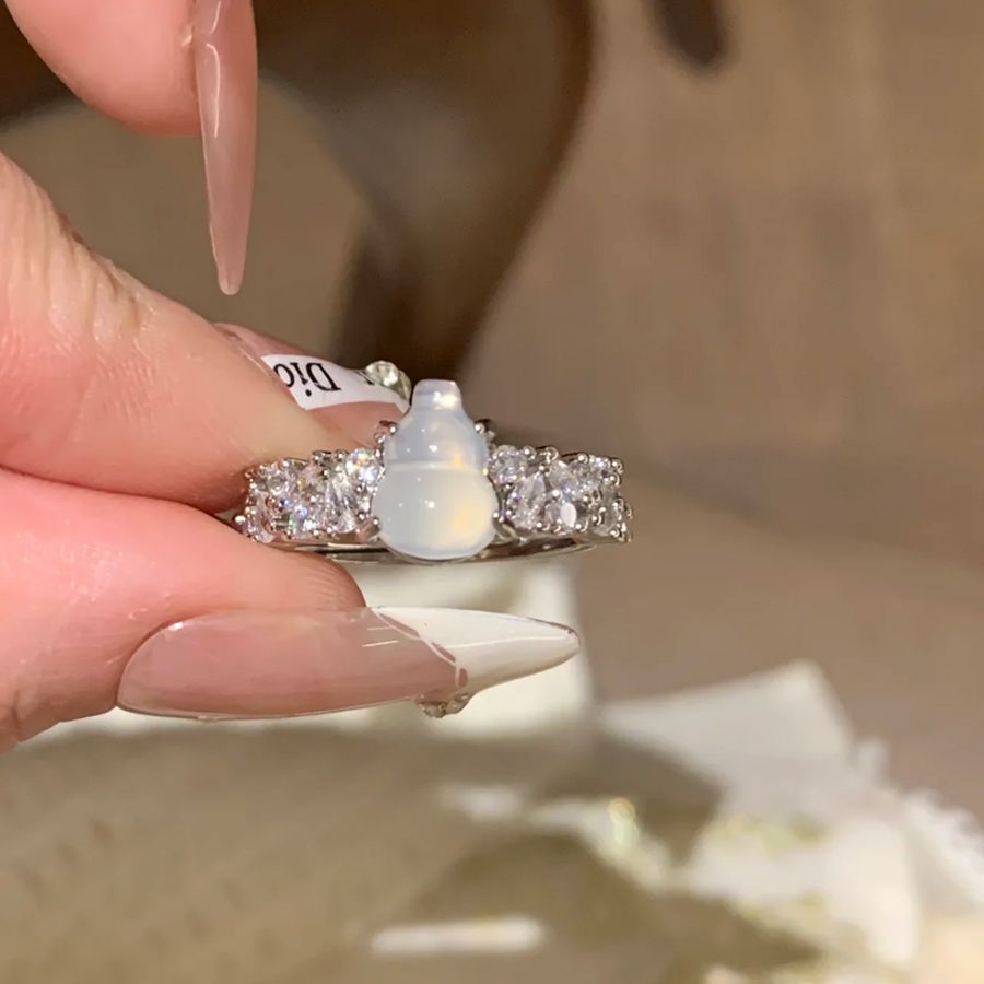 Damenring mit elegantem Tropfenstein und funkelnden Zirkonia Shop Nory