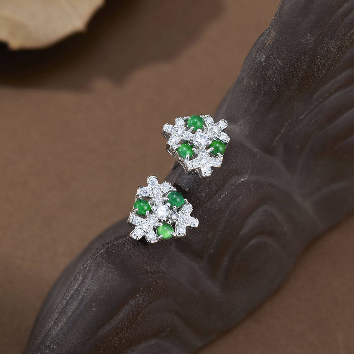 Damen Ohrringe mit grünem Jade-Edelstein und funkelnden Zirkonia Shop Nory