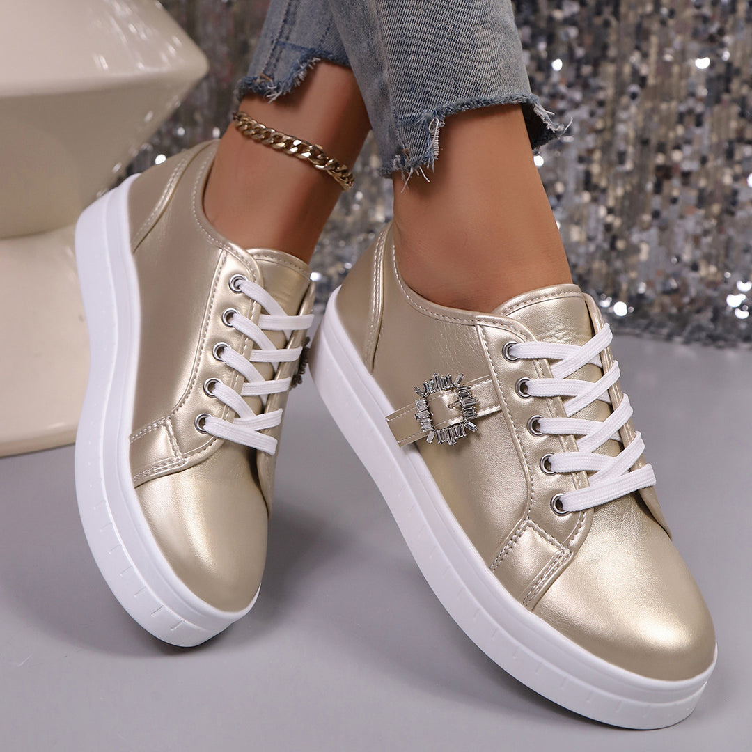 Damen Plateau‑Sneaker mit Metallic‑Obermaterial, dekorativer Strass‑Schließe und gepolsterter Komfortsohle Shop Nory