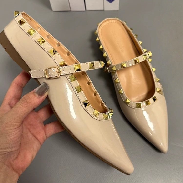 Damen Spitz zulaufende Lack‑Mary‑Jane Mules mit gepolstertem Komfortfußbett und goldenen Pyramidennieten Shop Nory