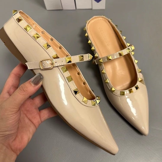 Damen Spitz zulaufende Lack‑Mary‑Jane Mules mit gepolstertem Komfortfußbett und goldenen Pyramidennieten Shop Nory