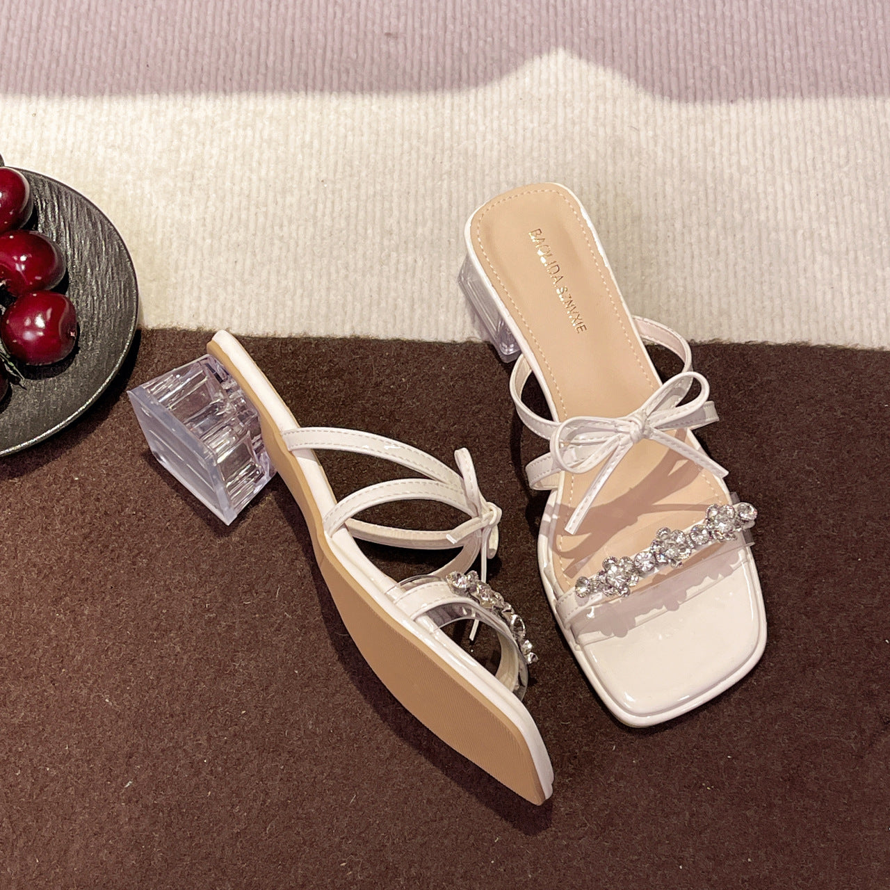 Damen glamouröse Sandalen mit funkelnden Strassdetails und transparentem Blockabsatz