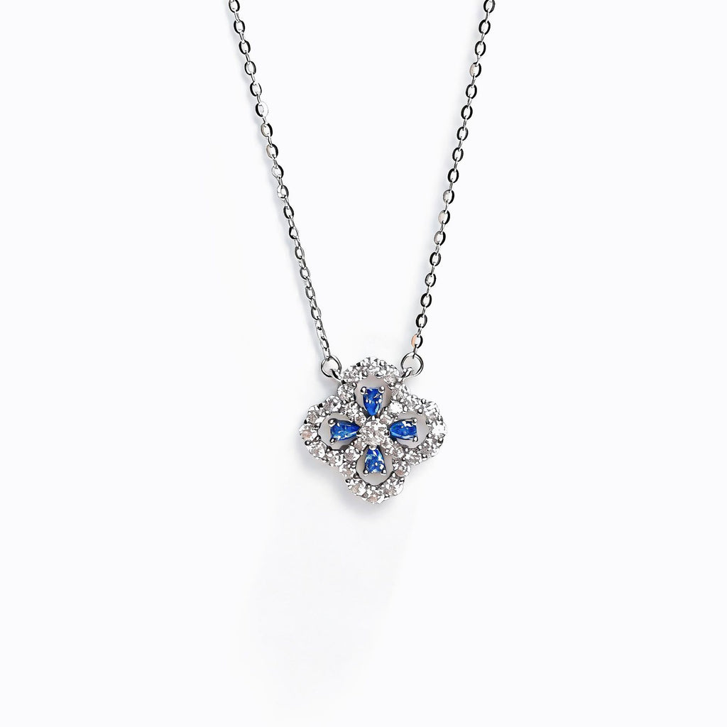 Damen filigrane Halskette mit kunstvoll gestaltetem Blumenanhänger und funkelnden Zirkonia Shop Nory