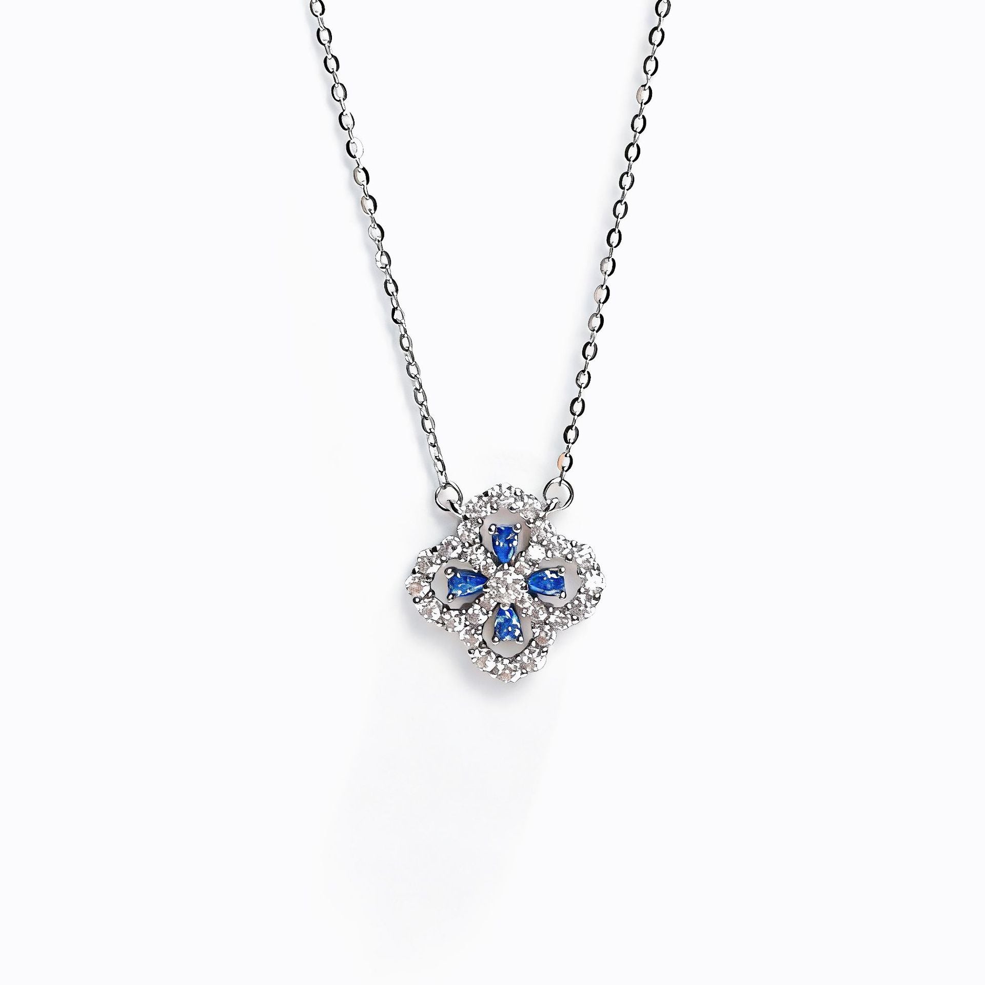 Damen filigrane Halskette mit kunstvoll gestaltetem Blumenanhänger und funkelnden Zirkonia Shop Nory