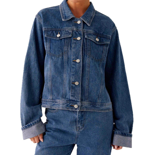 Damen trendige Denimjacke im lässigen Schnitt mit aufgesetzten Taschen und Knopfdetails