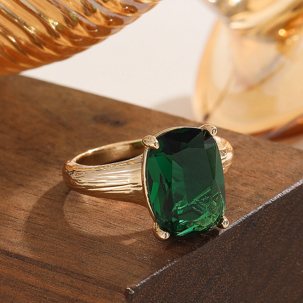 Damen Eleganter Ring mit grünem Schmuckstein Shop Nory