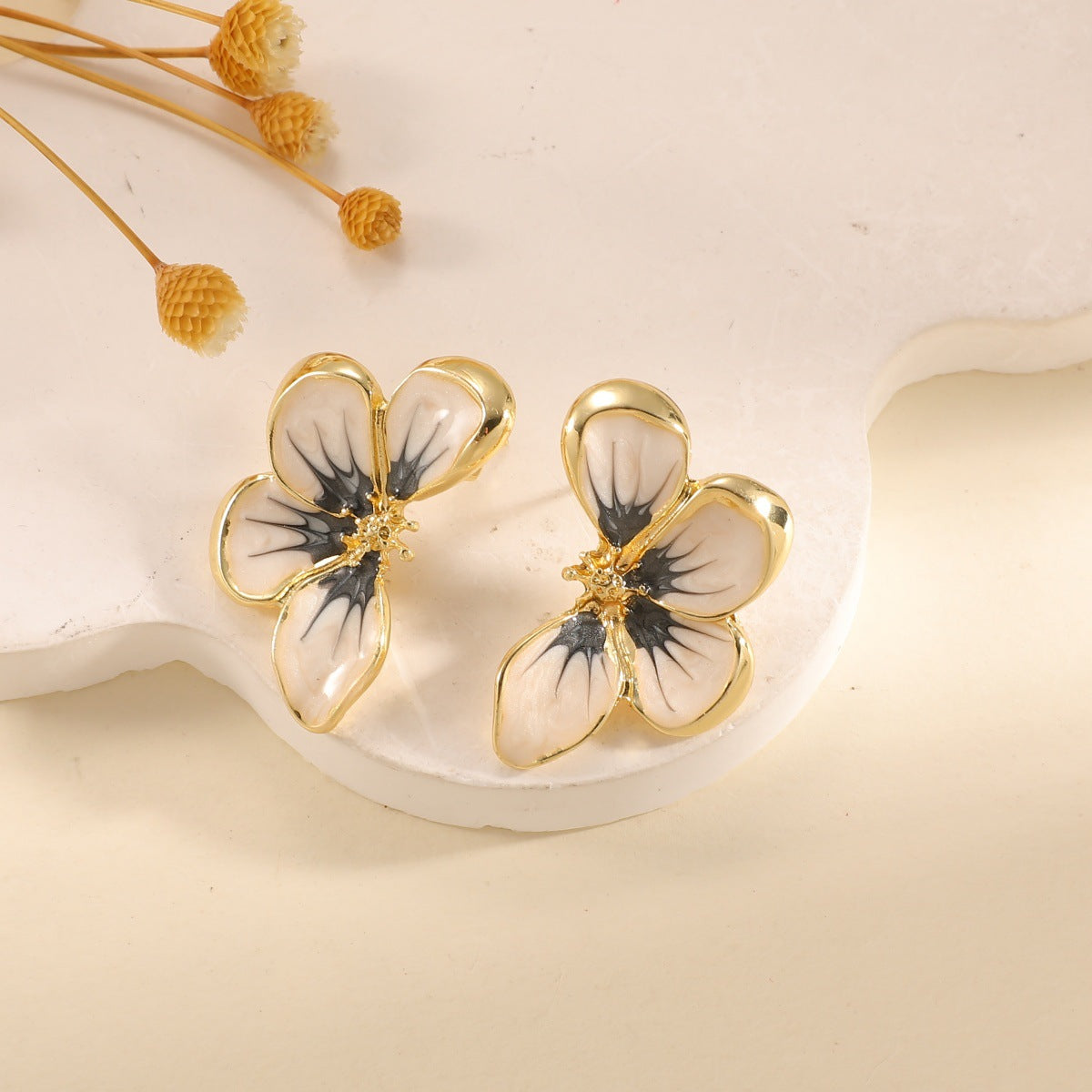 Damen Ohrclips im eleganten floralen Design mit glänzender Beschichtung Shop Nory