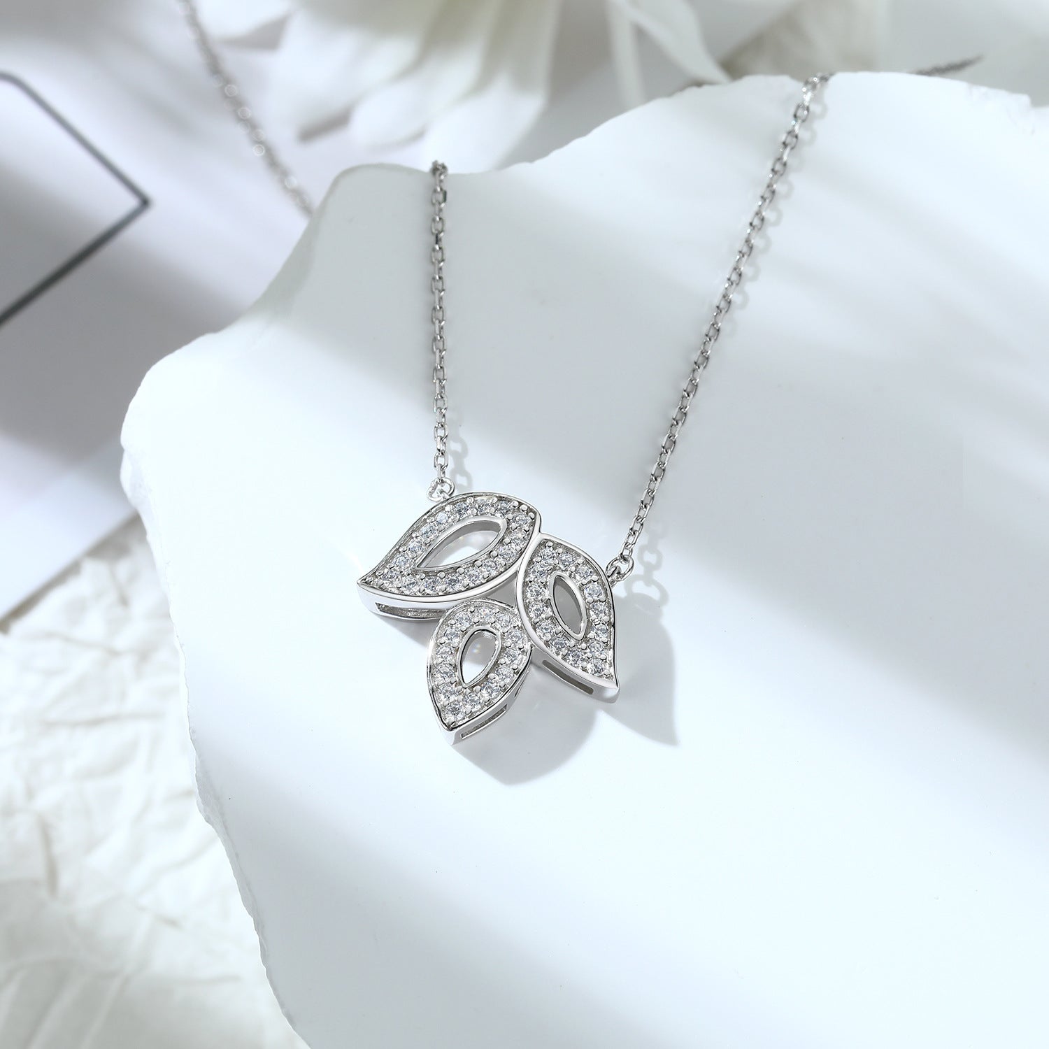 Damen Halskette mit floralen Zirkonia-Elementen Shop Nory