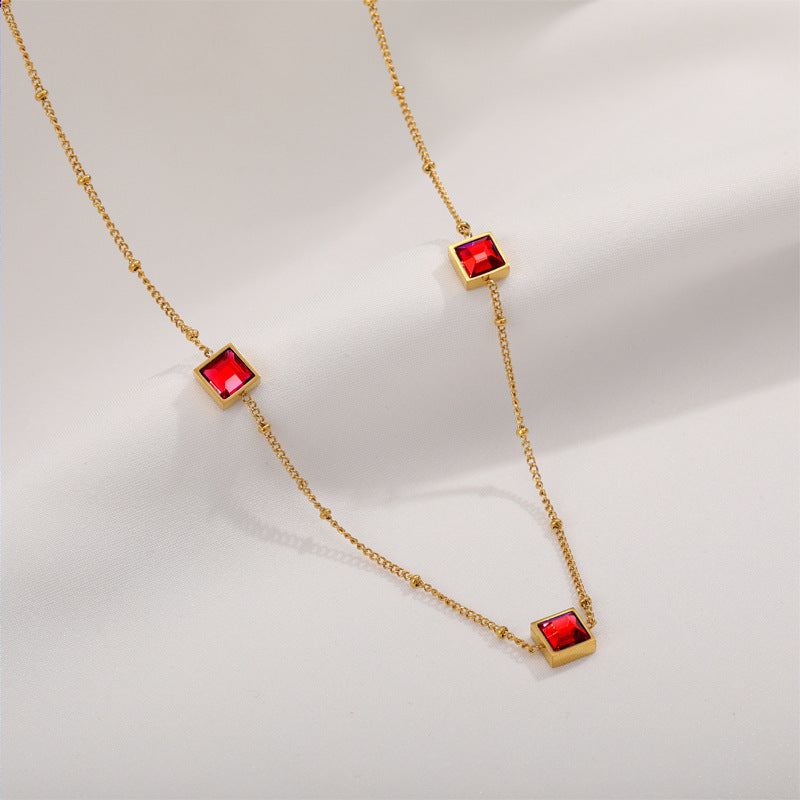 Damen Zierliche Goldkette mit geometrischen Rubin-Akzenten Shop Nory