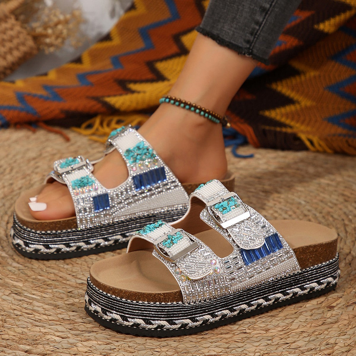 Damen Dekorative Zehentrenner-Sandalen mit breiten Riemen und funkelnden Akzenten