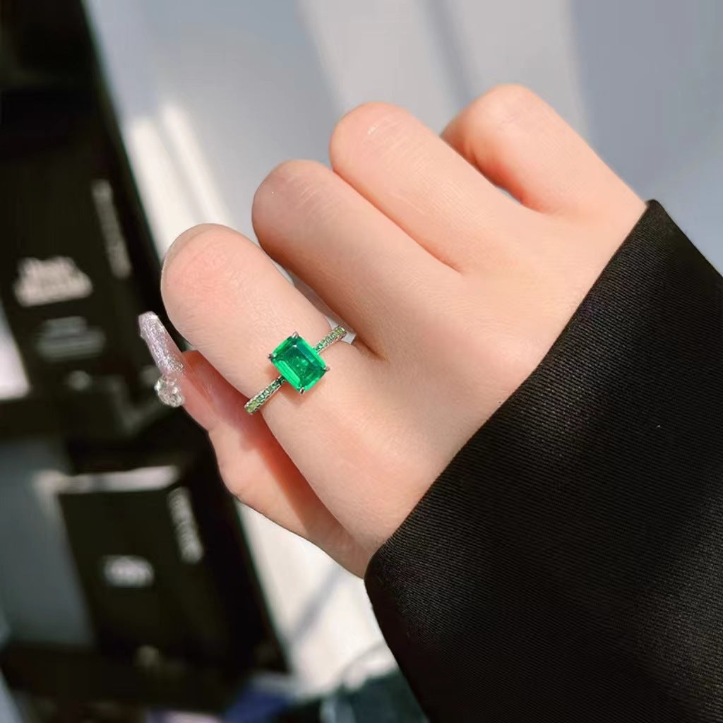 Damenring mit strahlendem, rechteckigem Edelstein und funkelnden Zirkonia-Steinen Shop Nory