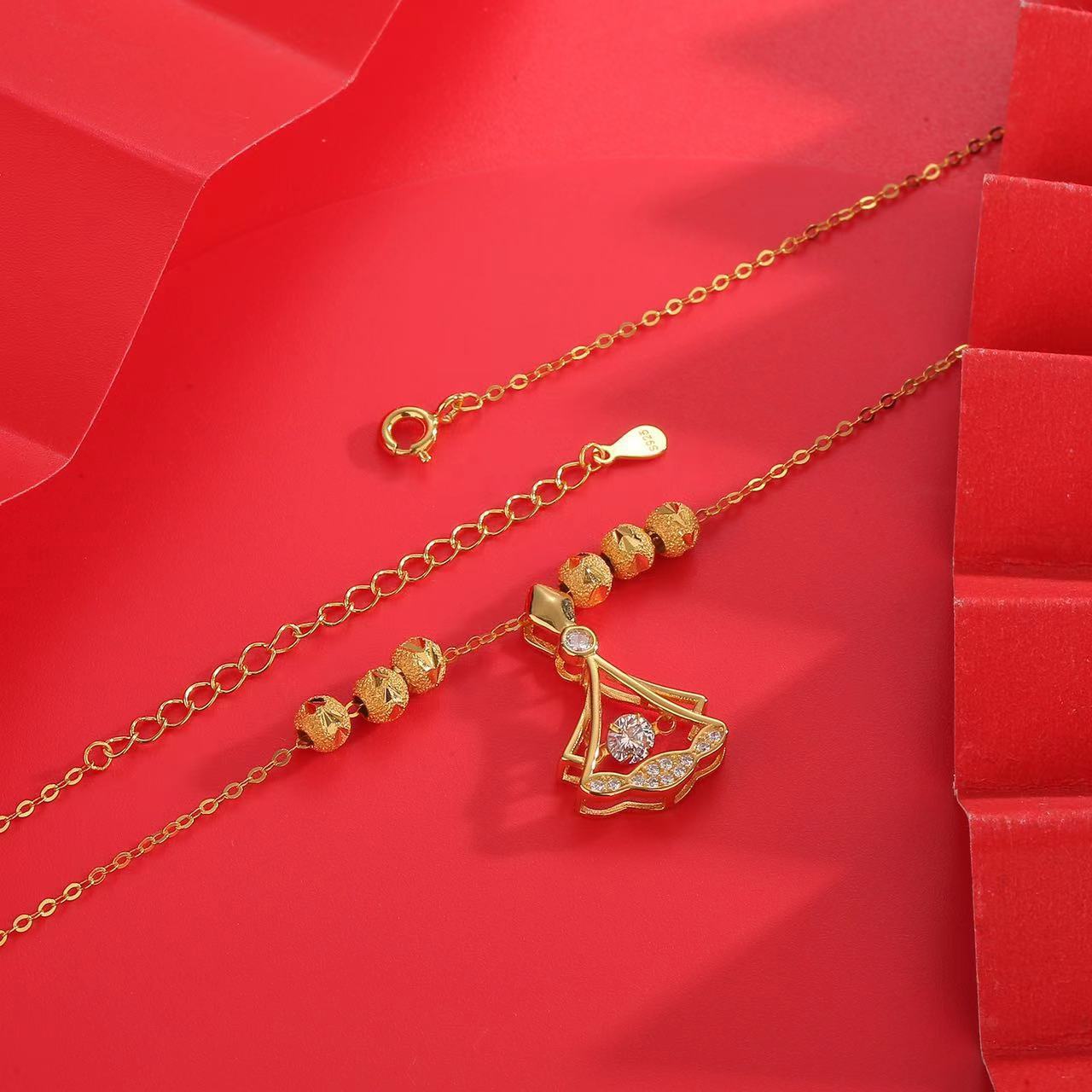 Damen elegante Halskette mit funkelndem Anhänger und kunstvollen Details Shop Nory