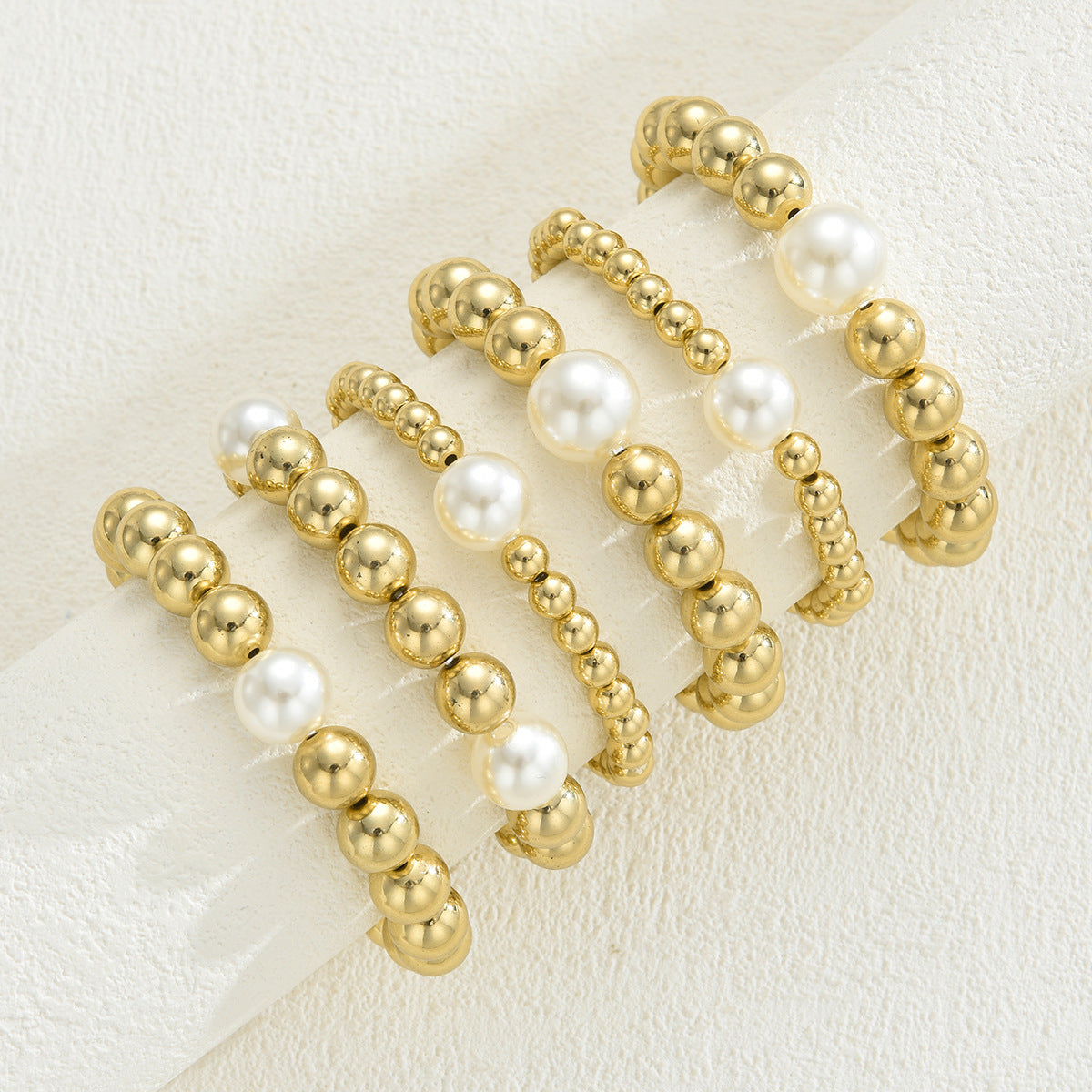 Damen Armreif-Set aus eleganten Perlen und glänzenden Goldakzenten Shop Nory