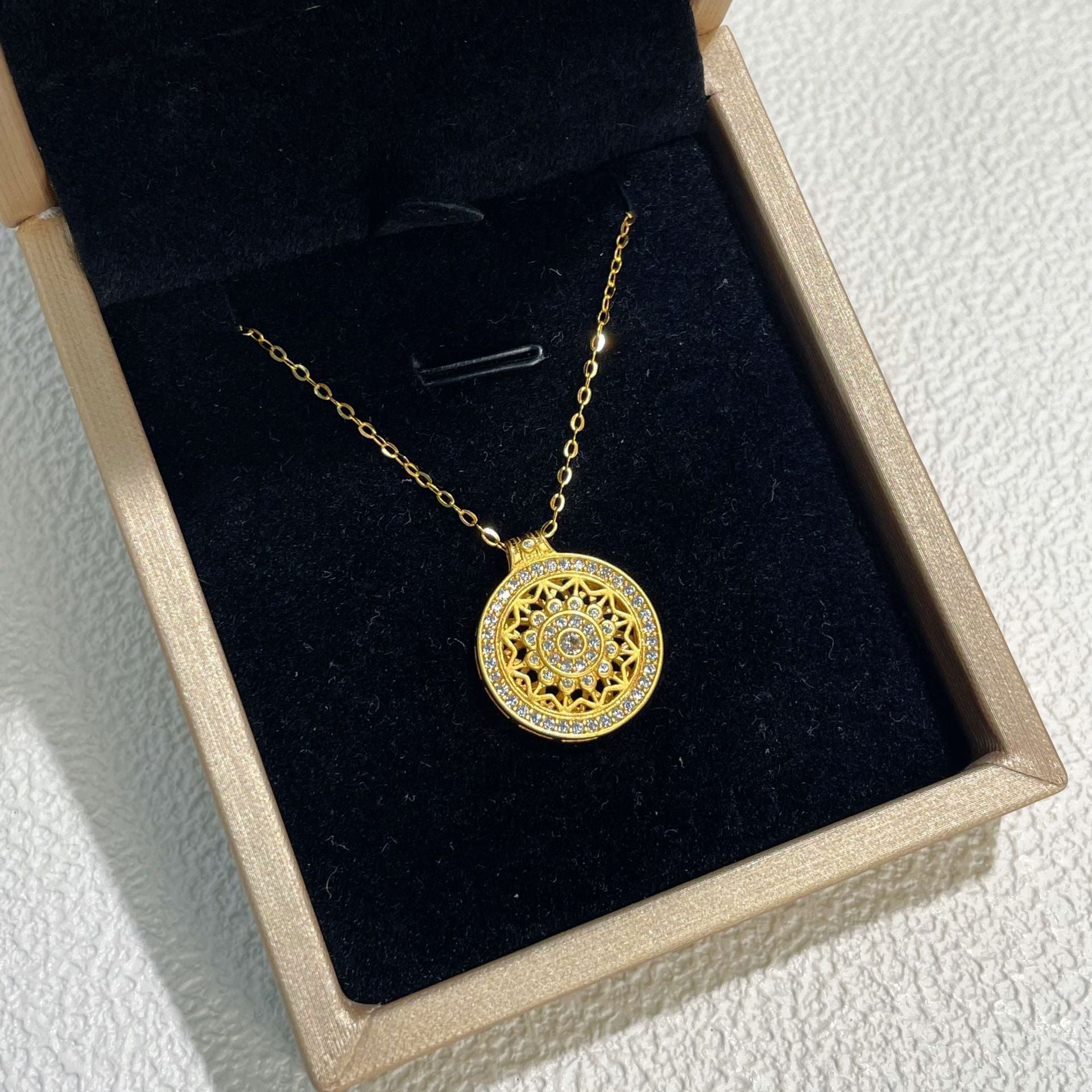 Damen elegante Halskette mit filigranem Mandala-Anhänger und funkelnden Zirkonia Shop Nory