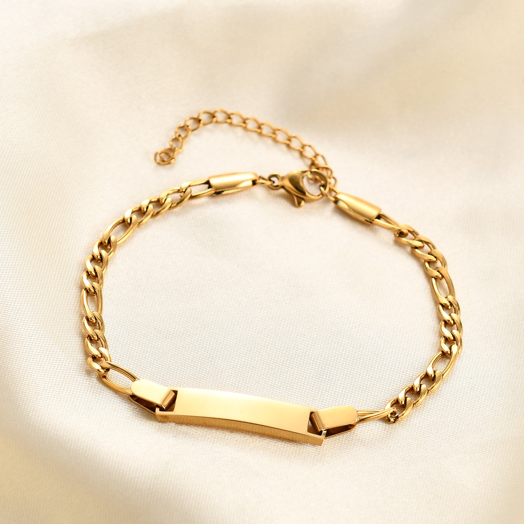 Damen Armband mit gravierbarem Anhänger und klassischen Gliederdesign Shop Nory