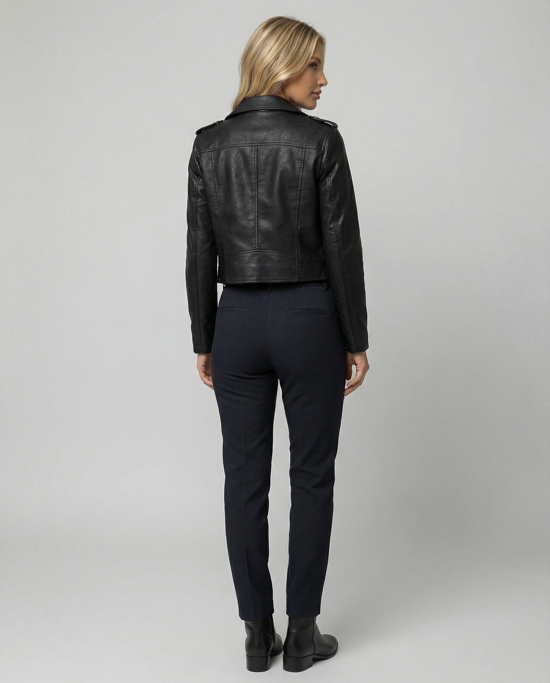 Damen taillenkurze Bikerjacke in Glattlederoptik mit übergroßem Hemdkragen, asymmetrischem Reißverschluss und Reißverschlussmanschetten