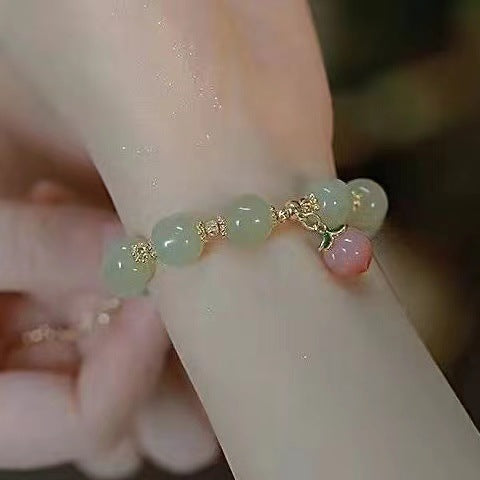 Damenarmband mit handgefertigten Jade- und Achat-Elementen sowie charmantem Obstanhänger Shop Nory
