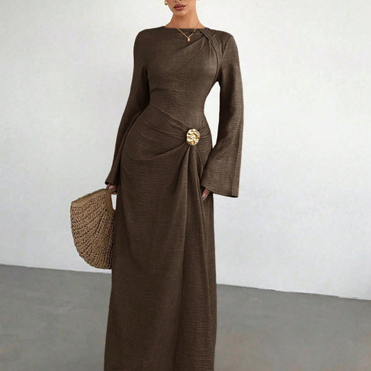 Damen Maxikleid mit Drapierter Taille, langen Glockenärmeln und Zierbrosche Shop Nory