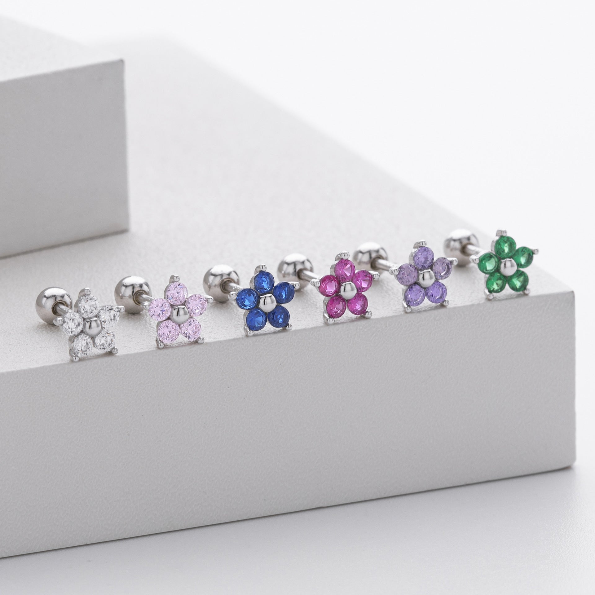 Damen Ohrstecker im floralen Design mit funkelnden Zirkonia Shop Nory