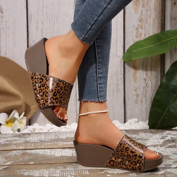 Damen Keil-Pantoletten mit breitem Riemen, Nietenakzent und ergonomischer Keilsohle Shop Nory
