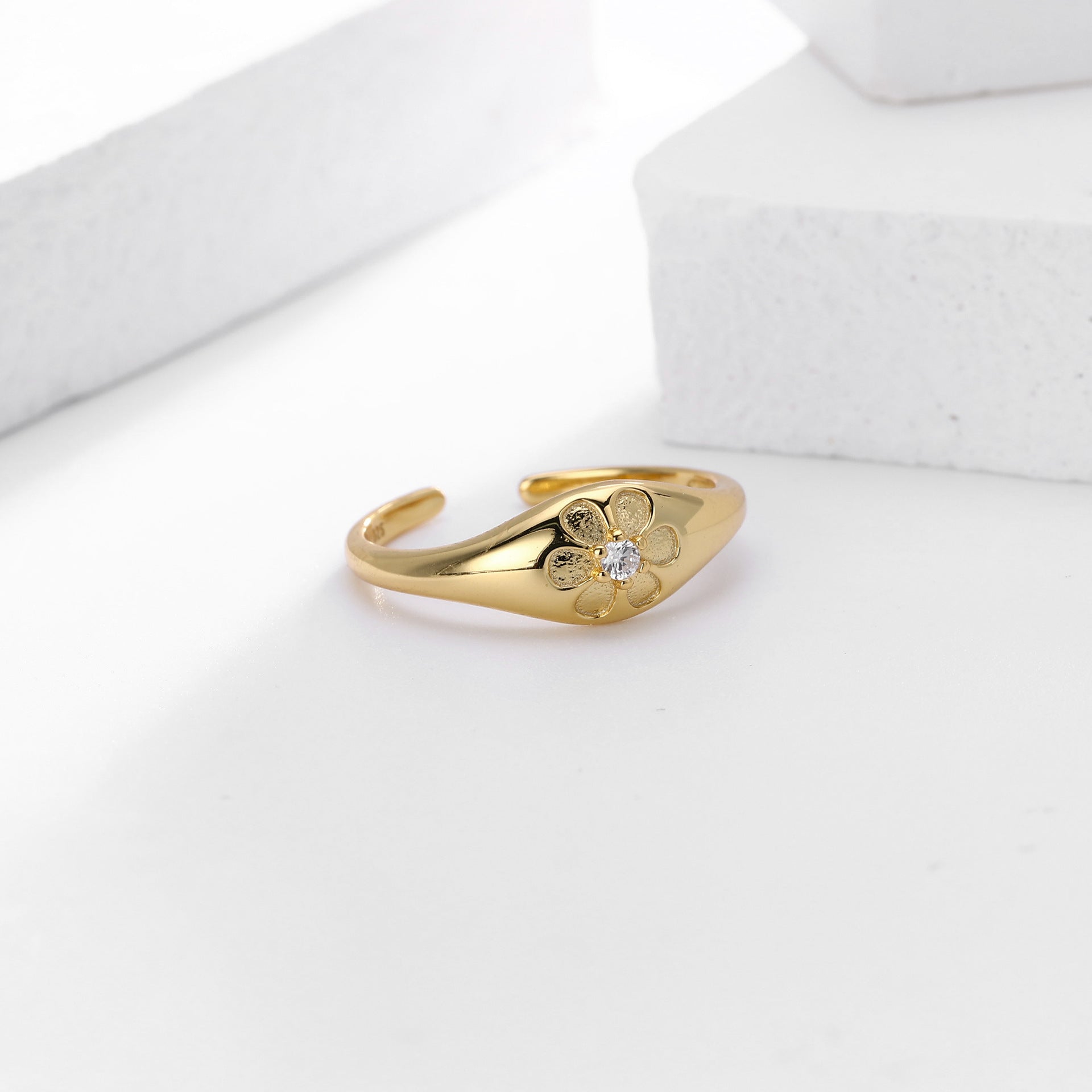 Damen Ring mit Blumenmotiv und funkelndem Zirkonbesatz Shop Nory