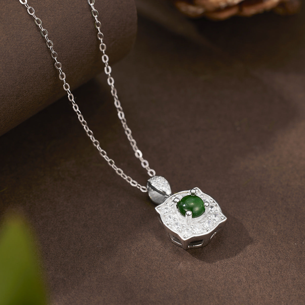 Damen Halskette mit grünem Jade-Anhänger und funkelnden Zirkonia Shop Nory
