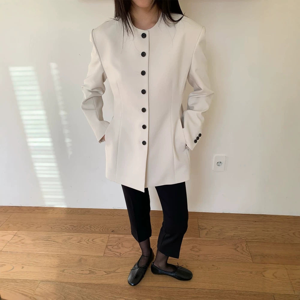 Damen Taillierter Blazer mit skulpturaler Schulter, Rundhalsausschnitt und Kontrastknopfleiste Shop Nory