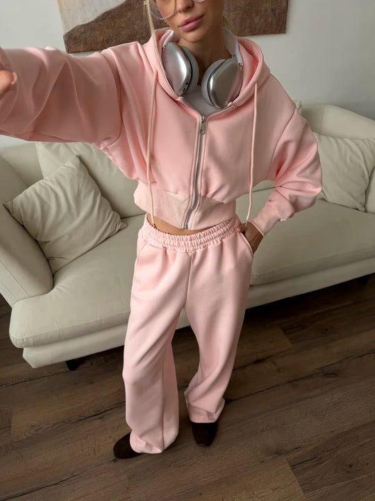 Damen gekürztes Reißverschluss-Hoodie mit Kapuze und hochgeschnittene Relax-Jogginghose mit elastischem Bund Shop Nory