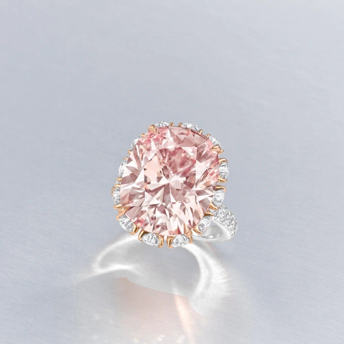 Damen Luxus-Ring mit extravagantem ovalen Edelstein und kunstvollen Zirkonia-Verzierungen Shop Nory