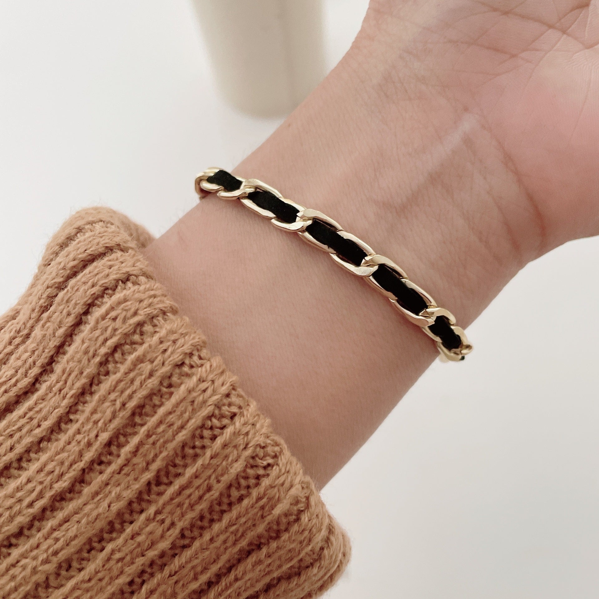 Damen modisches Armband mit goldenen Akzenten und kreativem Kettendesign Shop Nory