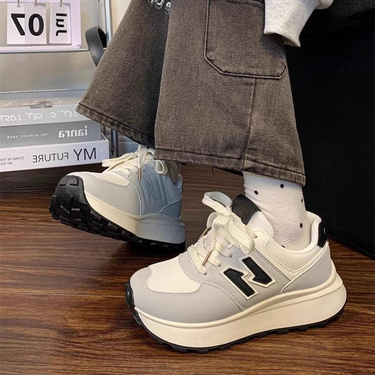 Damen Plateausneaker im Retro-Citystil mit skulpturierter Wedgesohle und atmungsaktiver Netzstruktur Shop Nory