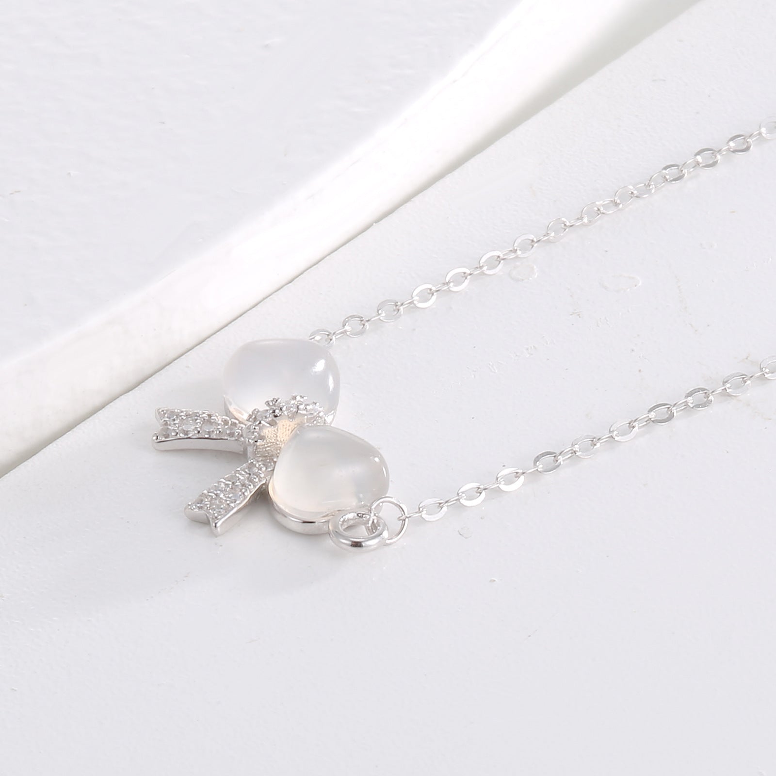 Damen Halskette mit kunstvollem Schleifenanhänger und strahlenden Zirkonia Shop Nory