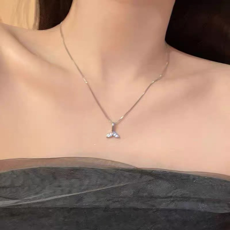 Damen Halskette mit elegantem Walflossenanhänger und funkelnden Zirkonia Shop Nory