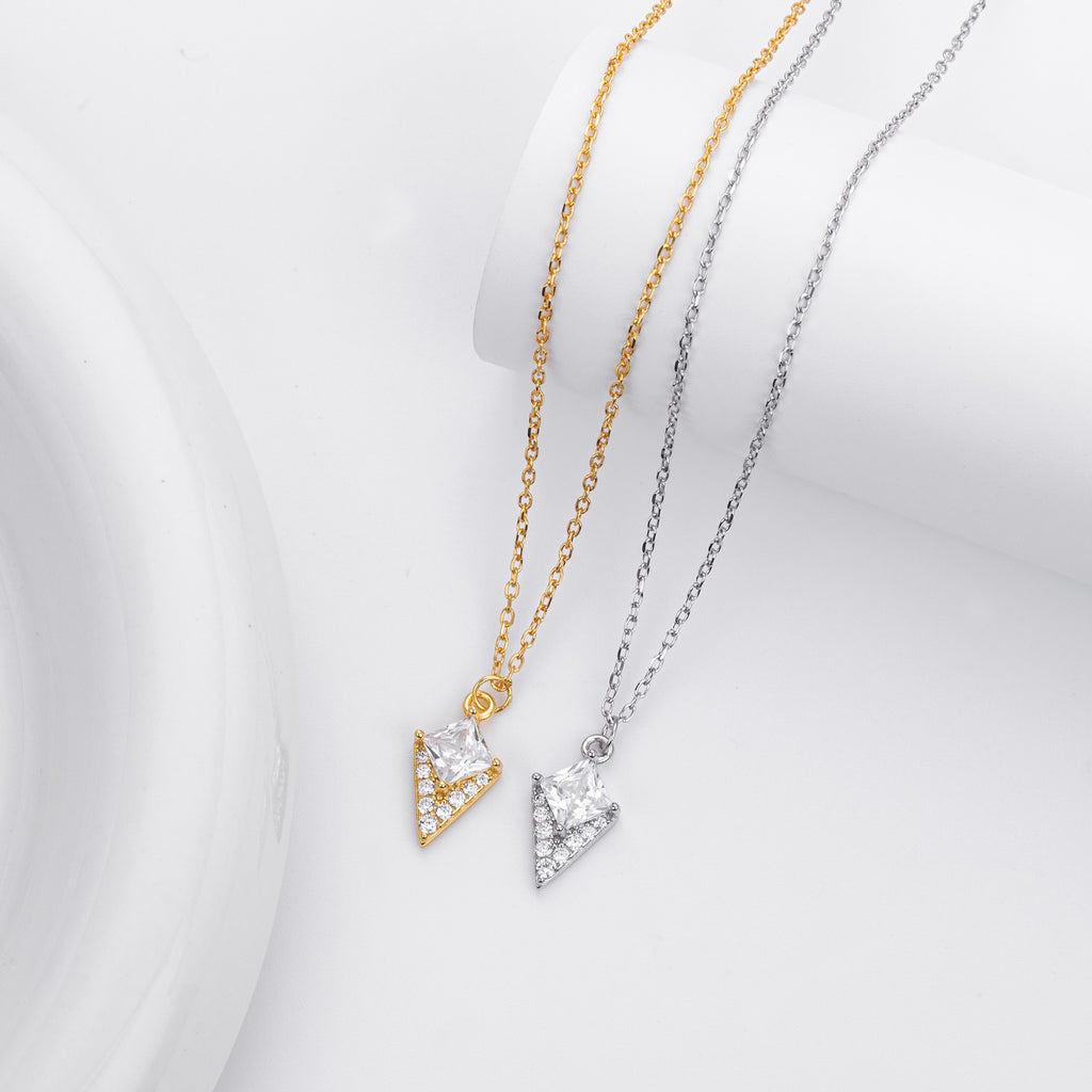 Damen Halskette mit diamantförmigem Anhänger und funkelnden Zirkonia Shop Nory