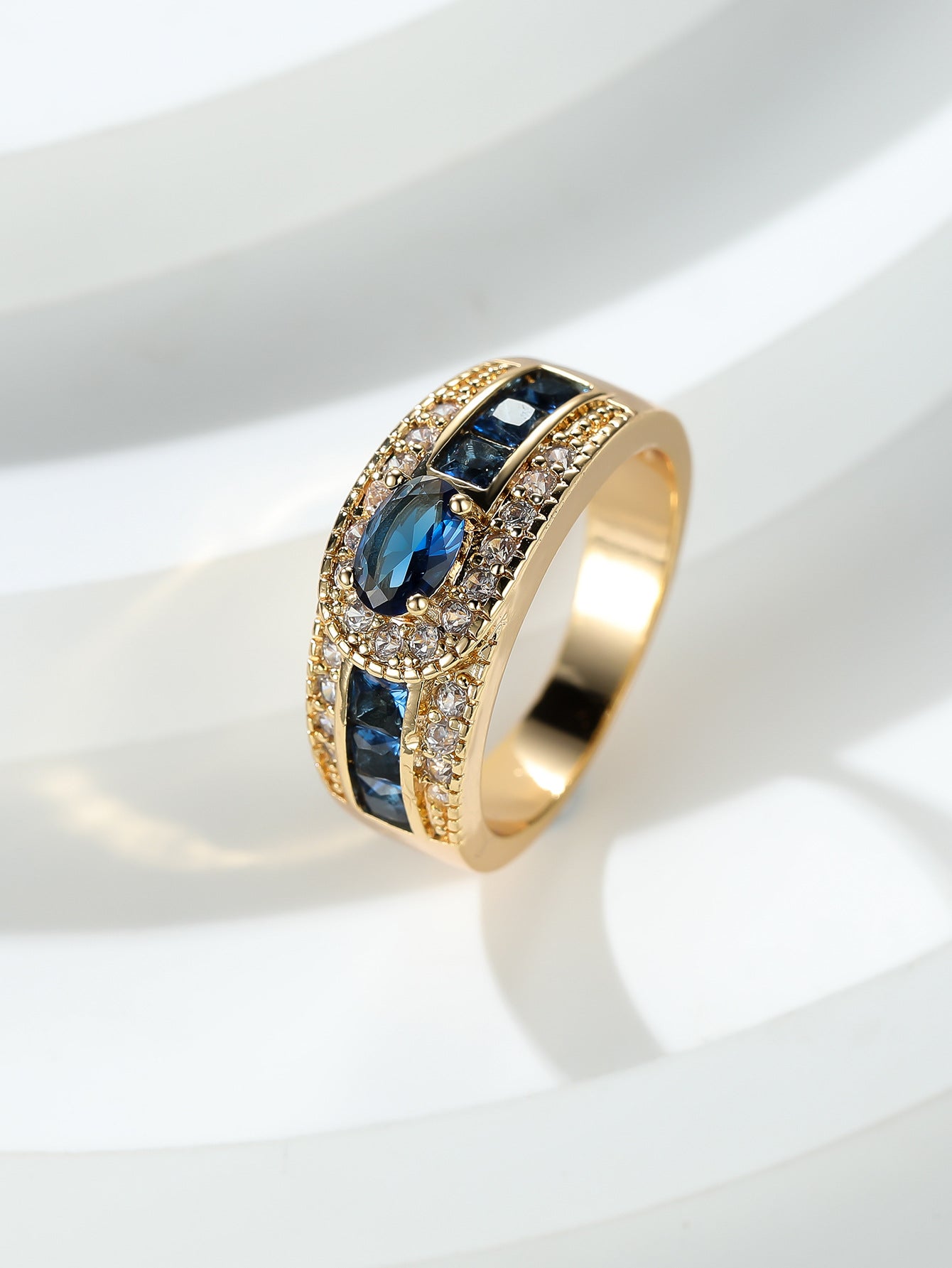 Damen Ring mit funkelndem lila Zirkonia und luxuriösem Golddesign Shop Nory