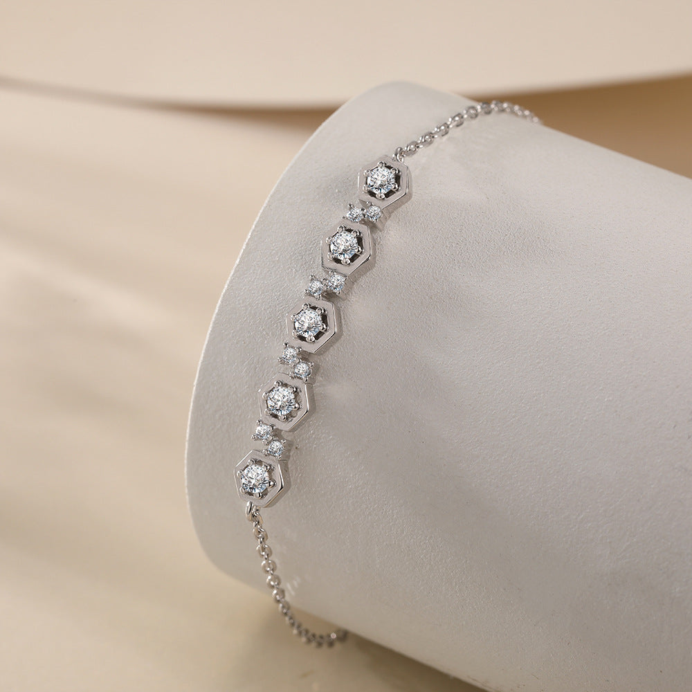 Damenarmband mit filigranem Design und funkelnden Zirkonia-Elementen Shop Nory