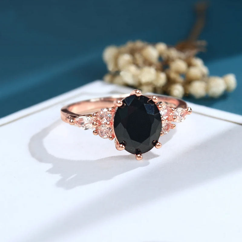 Damen eleganter Zirkonia-Ring mit schwarzem Mittelpunkt und strahlenden Akzenten Shop Nory
