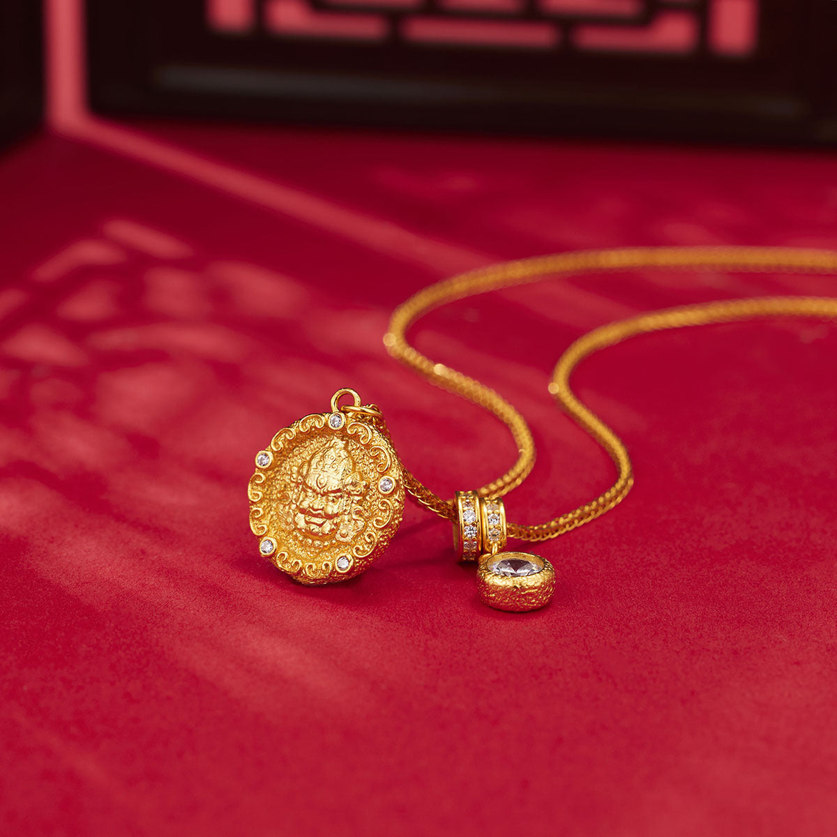 Damen Halskette mit kunstvollem Buddha-Anhänger und funkelnden Zirkoniasteinen Shop Nory