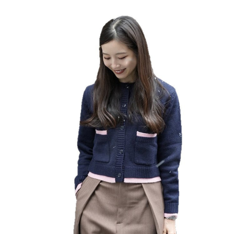 Damen Kurz geschnittene Strickjacke mit Rundhalsausschnitt, Kontrastpaspel und Knopfverschluss Shop Nory
