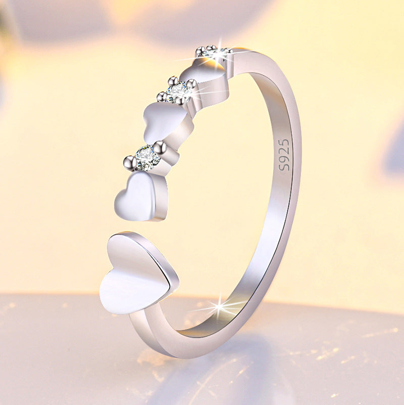 Damenring mit dekorativen Herzmotiven und funkelnden Zirkonia Shop Nory