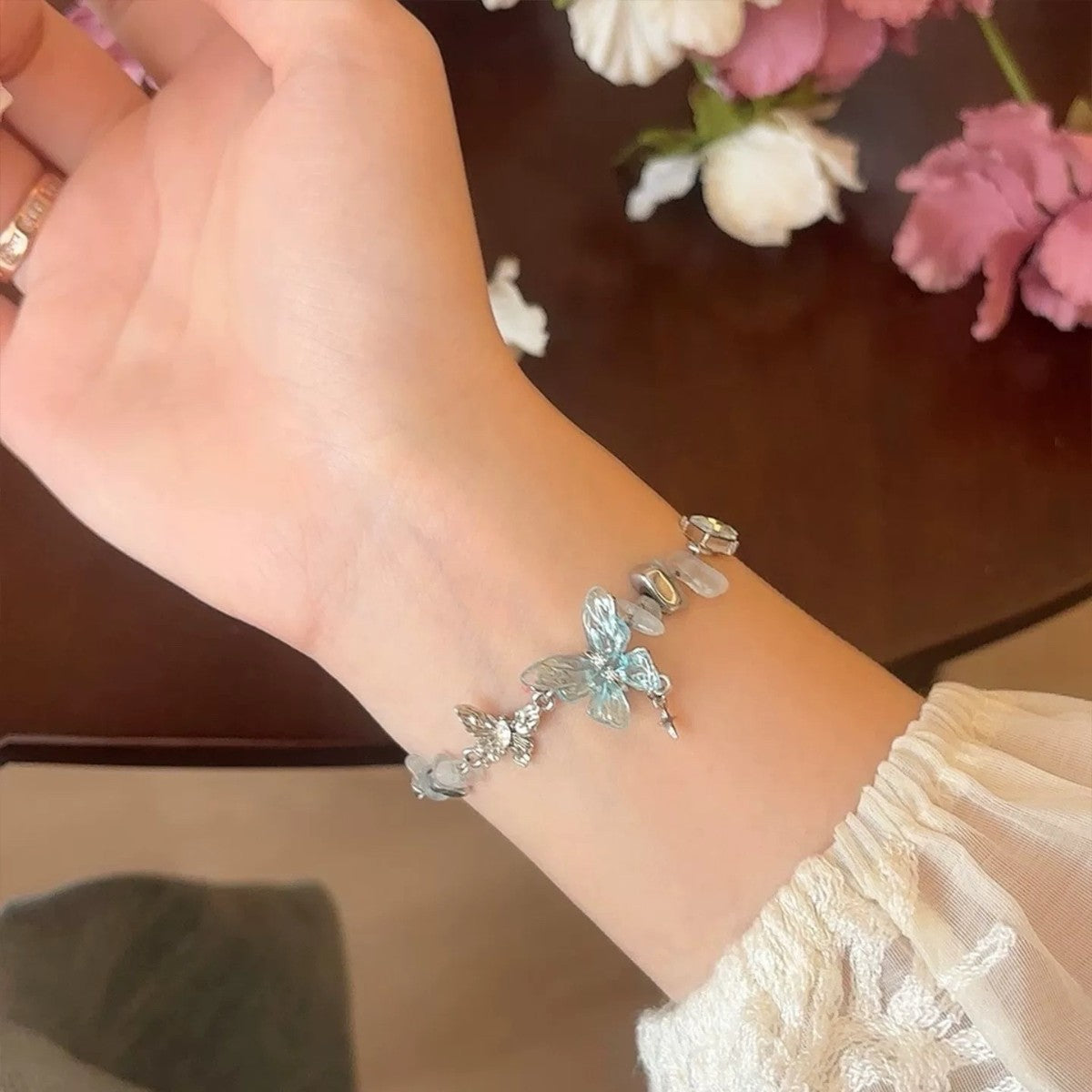 Damen Kette mit filigranem Schmetterlingsdesign und bunten Natursteinakzenten Shop Nory