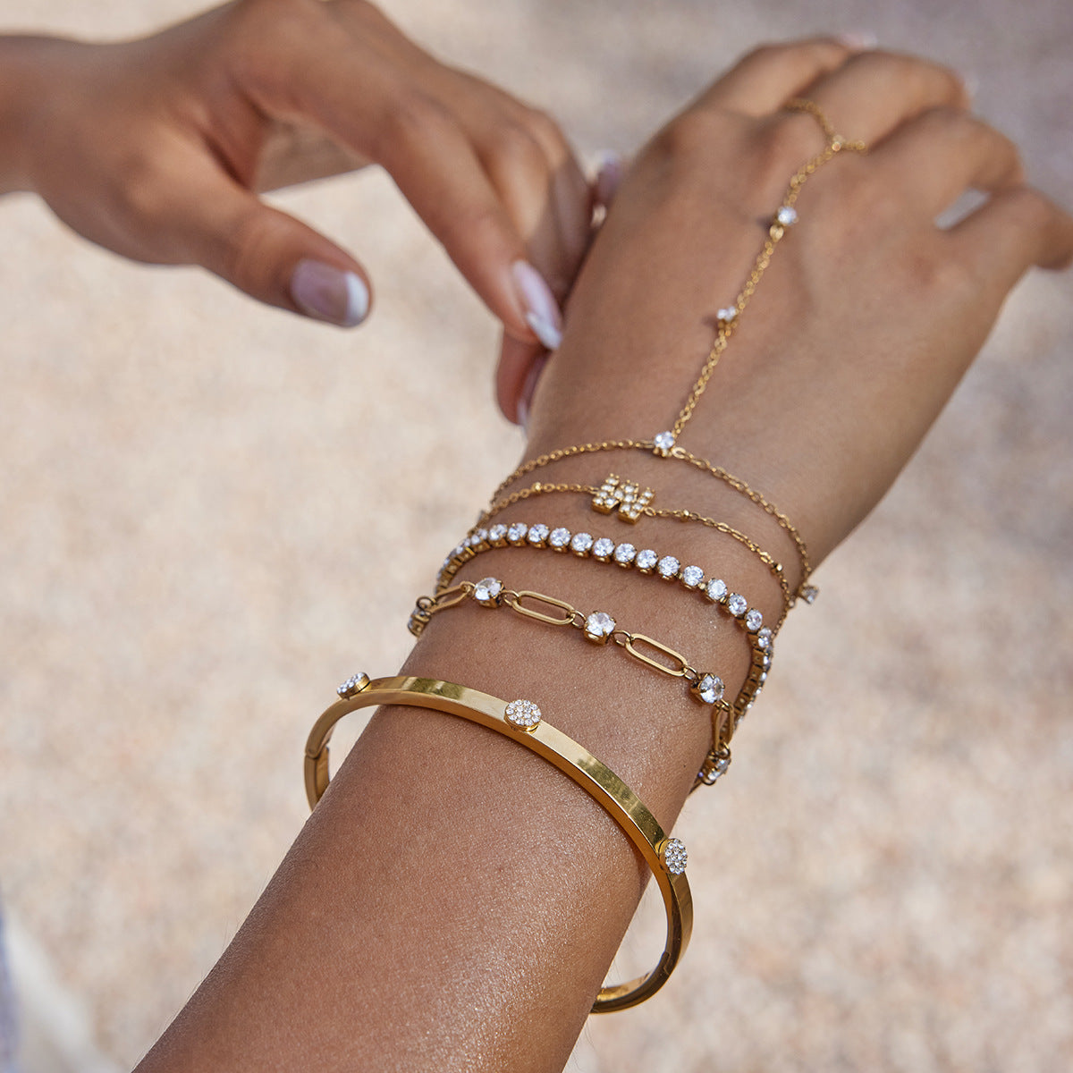 Damen Armband mit elegantem Edelstahl-Design und funkelnden Kristallen Shop Nory