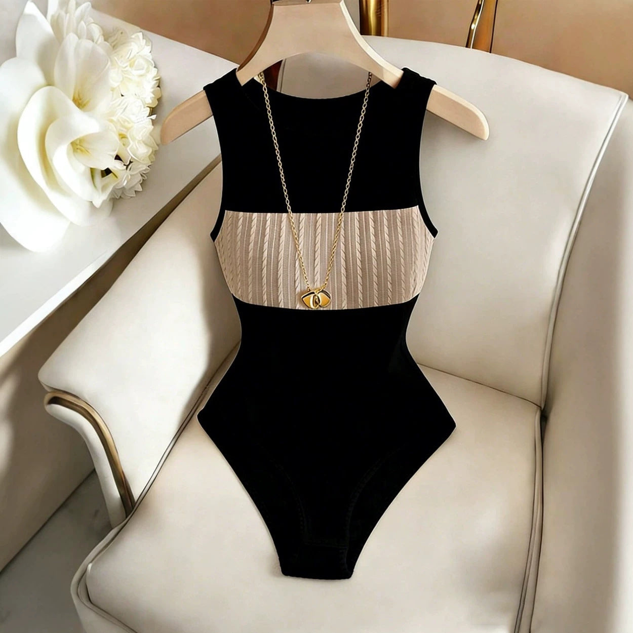 Damen Hochgeschnittener Badeanzug mit elegantem, rippierten Oberteil