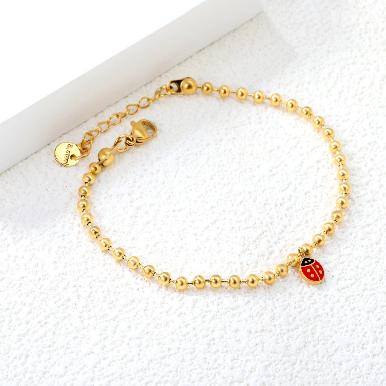 Damen Armband mit bezauberndem Marienkäfer-Anhänger und stilvollem Design Shop Nory