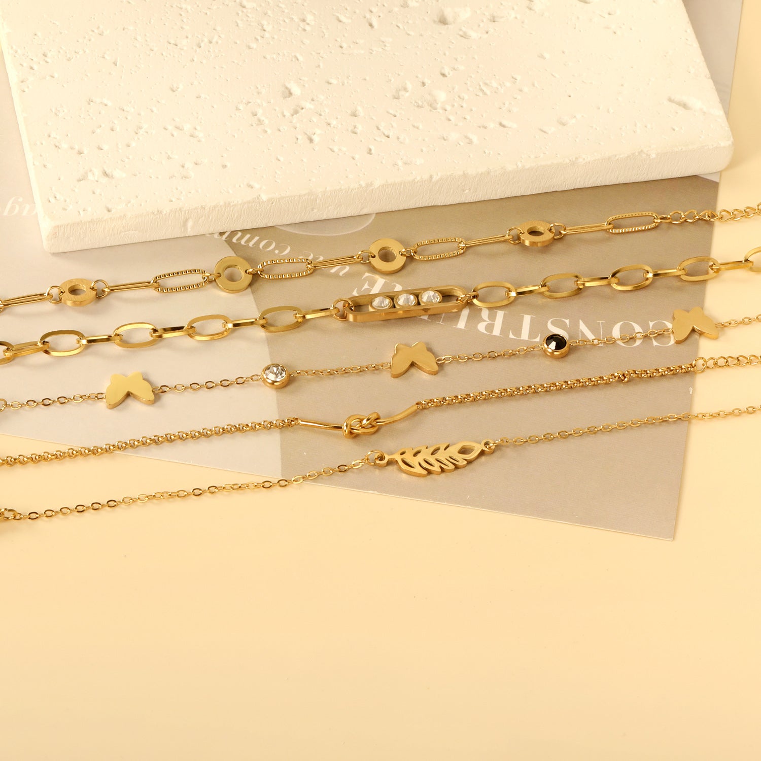 Damen edles Armband mit filigranen Schmetterlingsanhängern und Kristallakzenten Shop Nory