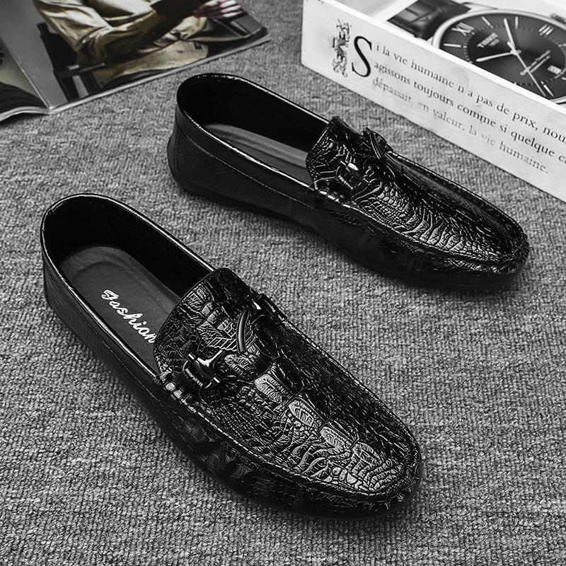 Herren Mokassin-Slipper mit Krokoprägung und dekorativem Metallzierring Shopy Nory