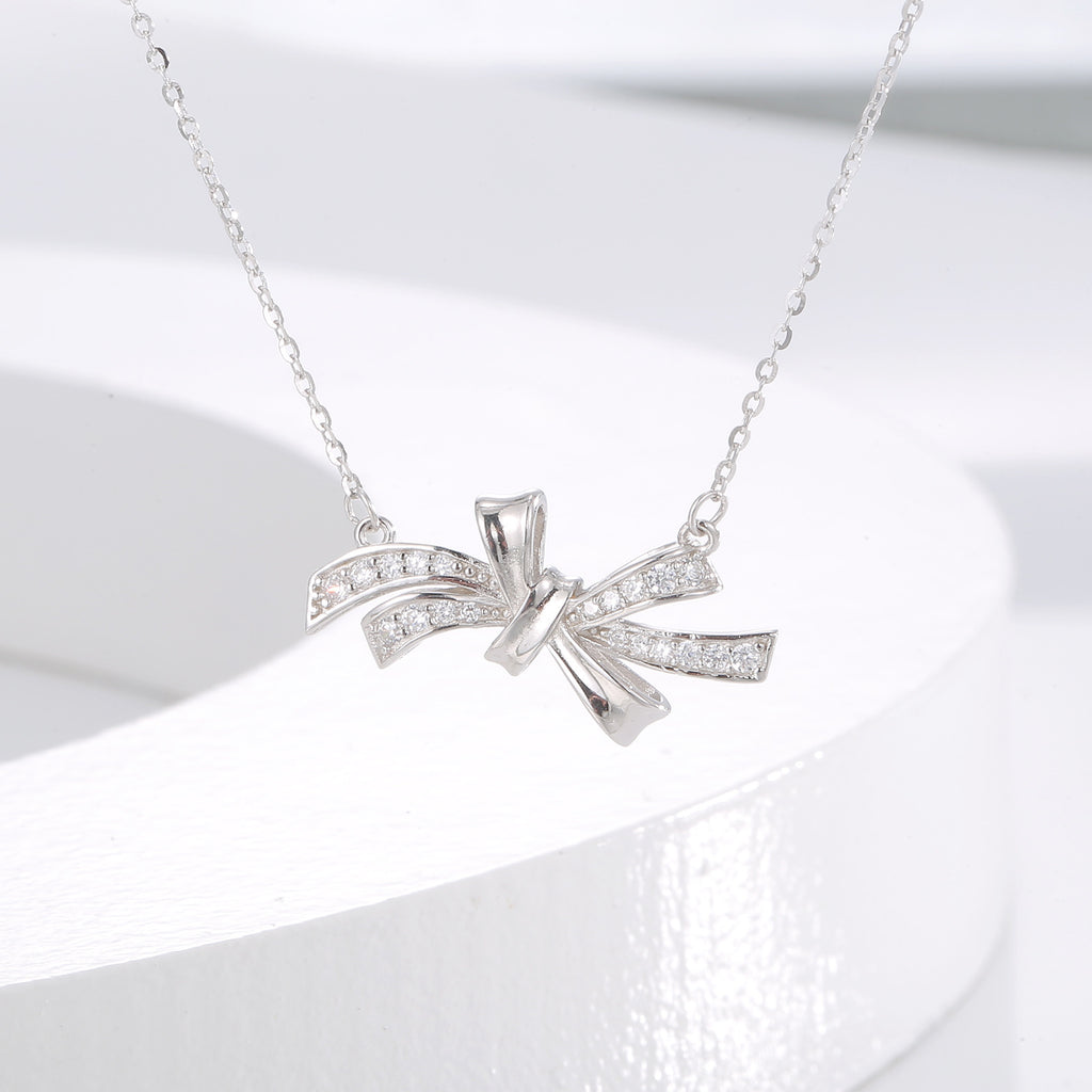 Damen Halskette mit elegantem, geschwungenem Anhänger und funkelnden Zirkonia Shop Nory
