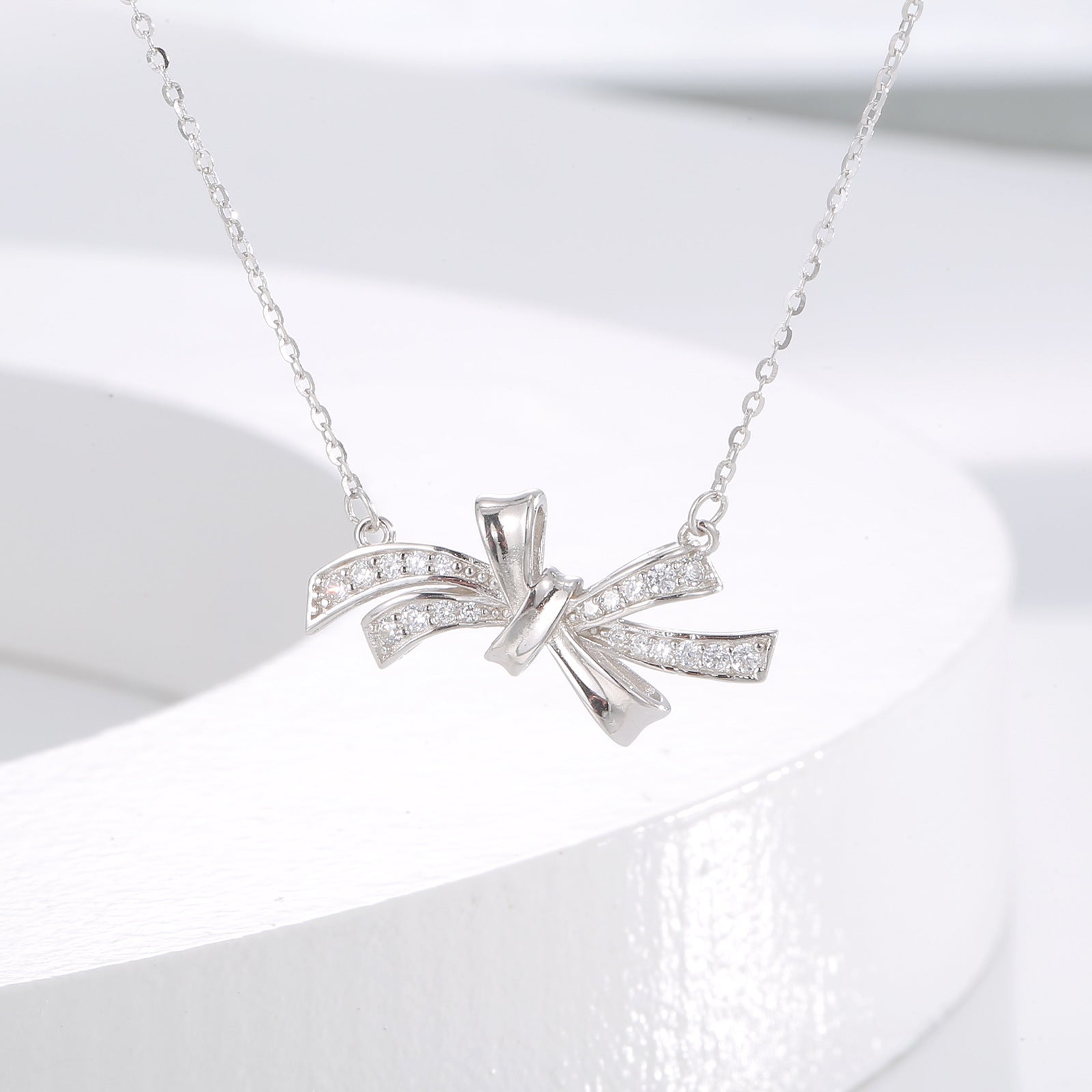 Damen Halskette mit elegantem, geschwungenem Anhänger und funkelnden Zirkonia Shop Nory